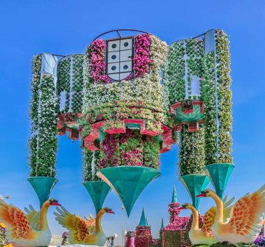 Güneşli bir günde 45 milyondan fazla çiçeğin bulunduğu Mucize Bahçesi 'nin Flourish Manzarası Dubai' de Çiçek Bahçesi, Uae