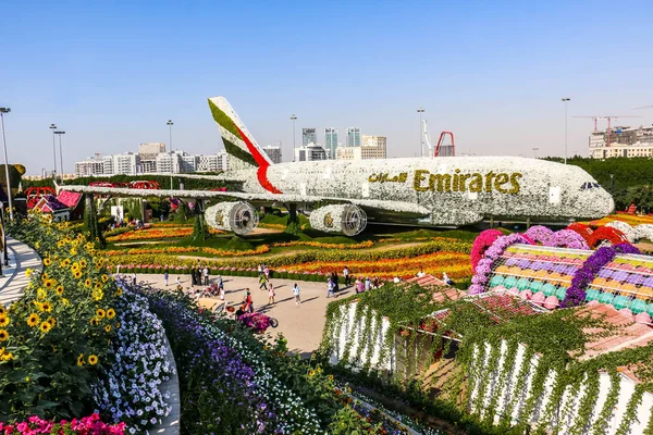 Güneşli bir günde 45 milyondan fazla çiçeğin bulunduğu Mucize Bahçesi 'nin Flourish Manzarası Dubai' de Çiçek Bahçesi, Uae