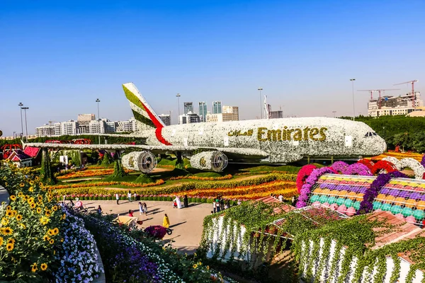 Güneşli bir günde 45 milyondan fazla çiçeğin bulunduğu Mucize Bahçesi 'nin Flourish Manzarası Dubai' de Çiçek Bahçesi, Uae