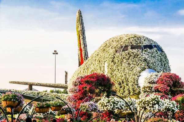 Güneşli bir günde 45 milyondan fazla çiçeğin bulunduğu Mucize Bahçesi 'nin Flourish Manzarası Dubai' de Çiçek Bahçesi, Uae