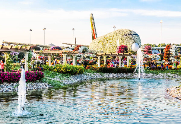 Цветочный сад в Дубае с более чем 45 миллионами цветов в солнечный день, ОАЭ
