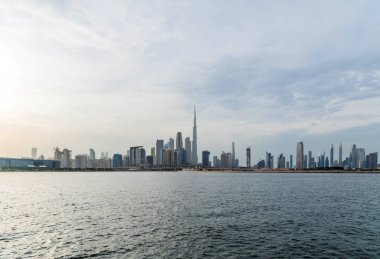 Bulutlu Gök 'ün altındaki Burç Halife' nin rıhtım manzarası, Dünya 'nın en yüksek kulesi. Şeyh Zayed Yolu, Şehir Merkezi, Dubai, Uae 'deki İkamet ve İş Gökdelenleri' nden bir manzara