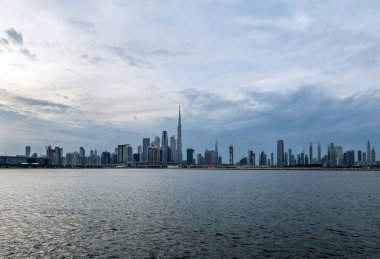 Bulutlu Gök 'ün altındaki Burç Halife' nin rıhtım manzarası, Dünya 'nın en yüksek kulesi. Şeyh Zayed Yolu, Şehir Merkezi, Dubai, Uae 'deki İkamet ve İş Gökdelenleri' nden bir manzara