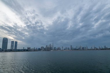 Bulutlu Gök 'ün altındaki Burç Halife' nin rıhtım manzarası, Dünya 'nın en yüksek kulesi. Şeyh Zayed Yolu, Şehir Merkezi, Dubai, Uae 'deki İkamet ve İş Gökdelenleri' nden bir manzara
