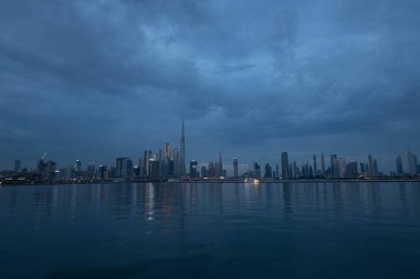 Bulutlu Gök 'ün altındaki Burç Halife' nin rıhtım manzarası, Dünya 'nın en yüksek kulesi. Şeyh Zayed Yolu, Şehir Merkezi, Dubai, Uae 'deki İkamet ve İş Gökdelenleri' nden bir manzara