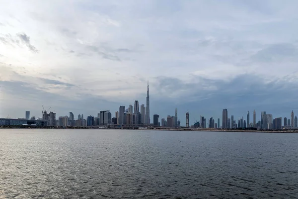 Bulutlu Gök 'ün altındaki Burç Halife' nin rıhtım manzarası, Dünya 'nın en yüksek kulesi. Şeyh Zayed Yolu, Şehir Merkezi, Dubai, Uae 'deki İkamet ve İş Gökdelenleri' nden bir manzara