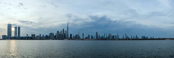 Bulutlu Gök 'ün altındaki Burç Halife' nin rıhtım manzarası, Dünya 'nın en yüksek kulesi. Şeyh Zayed Yolu, Şehir Merkezi, Dubai, Uae 'deki İkamet ve İş Gökdelenleri' nden bir manzara