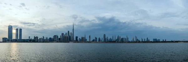 Vista Para Orla Burj Khalifa Sob Céu Nublado Torre Mais Fotos De Bancos De Imagens