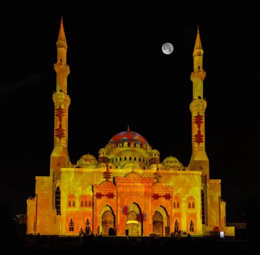 Sharjah Işık Festivali ve Lazer Şovu Al Noor Camii 'nde Sharjah Corniche, Sharjah, Birleşik Arap Emirlikleri