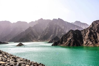 Hatta barajının jeolojik peyzajı, kurak ve kayalık dağlarla karakterize edilir ve manzara dağları, su deposu Dubai 'deki tepeler arasında, Birleşik Arap Emirlikleri