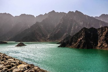 Hatta barajının jeolojik peyzajı, kurak ve kayalık dağlarla karakterize edilir ve manzara dağları, su deposu Dubai 'deki tepeler arasında, Birleşik Arap Emirlikleri