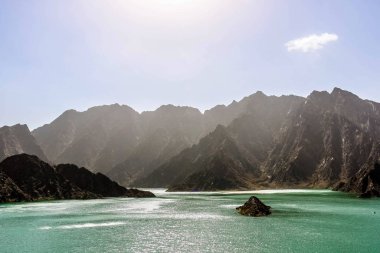 Hatta barajının jeolojik peyzajı, kurak ve kayalık dağlarla karakterize edilir ve manzara dağları, su deposu Dubai 'deki tepeler arasında, Birleşik Arap Emirlikleri