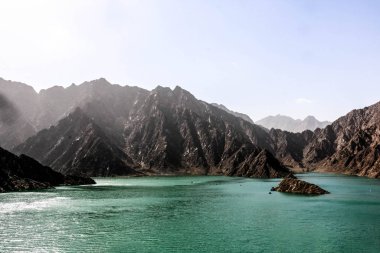 Hatta barajının jeolojik peyzajı, kurak ve kayalık dağlarla karakterize edilir ve manzara dağları, su deposu Dubai 'deki tepeler arasında, Birleşik Arap Emirlikleri