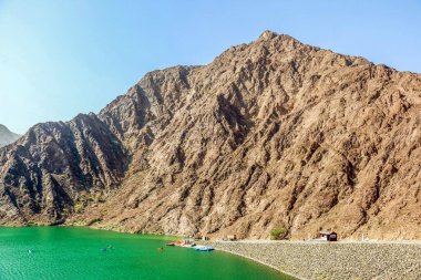 Hatta barajının jeolojik peyzajı, kurak ve kayalık dağlarla karakterize edilir ve manzara dağları, su deposu Dubai 'deki tepeler arasında, Birleşik Arap Emirlikleri