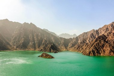 Hatta barajının jeolojik peyzajı, kurak ve kayalık dağlarla karakterize edilir ve manzara dağları, su deposu Dubai 'deki tepeler arasında, Birleşik Arap Emirlikleri