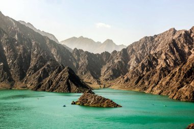 Hatta barajının jeolojik peyzajı, kurak ve kayalık dağlarla karakterize edilir ve manzara dağları, su deposu Dubai 'deki tepeler arasında, Birleşik Arap Emirlikleri