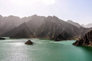 Hatta barajının jeolojik peyzajı, kurak ve kayalık dağlarla karakterize edilir ve manzara dağları, su deposu Dubai 'deki tepeler arasında, Birleşik Arap Emirlikleri