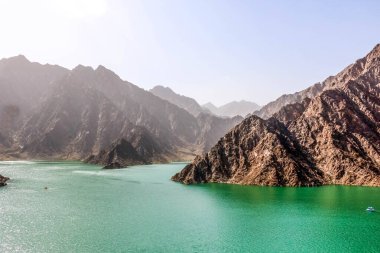 Hatta barajının jeolojik peyzajı, kurak ve kayalık dağlarla karakterize edilir ve manzara dağları, su deposu Dubai 'deki tepeler arasında, Birleşik Arap Emirlikleri