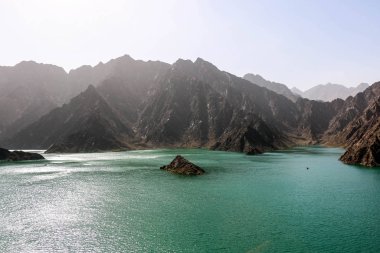 Hatta barajının jeolojik peyzajı, kurak ve kayalık dağlarla karakterize edilir ve manzara dağları, su deposu Dubai 'deki tepeler arasında, Birleşik Arap Emirlikleri