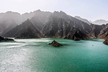 Hatta barajının jeolojik peyzajı, kurak ve kayalık dağlarla karakterize edilir ve manzara dağları, su deposu Dubai 'deki tepeler arasında, Birleşik Arap Emirlikleri