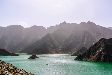 Hatta barajının jeolojik peyzajı, kurak ve kayalık dağlarla karakterize edilir ve manzara dağları, su deposu Dubai 'deki tepeler arasında, Birleşik Arap Emirlikleri