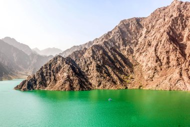 Hatta barajının jeolojik peyzajı, kurak ve kayalık dağlarla karakterize edilir ve manzara dağları, su deposu Dubai 'deki tepeler arasında, Birleşik Arap Emirlikleri