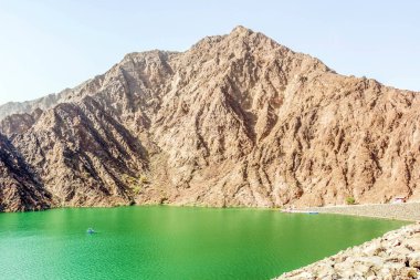 Hatta barajının jeolojik peyzajı, kurak ve kayalık dağlarla karakterize edilir ve manzara dağları, su deposu Dubai 'deki tepeler arasında, Birleşik Arap Emirlikleri