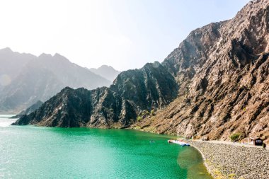 Hatta barajının jeolojik peyzajı, kurak ve kayalık dağlarla karakterize edilir ve manzara dağları, su deposu Dubai 'deki tepeler arasında, Birleşik Arap Emirlikleri