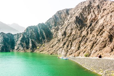 Hatta barajının jeolojik peyzajı, kurak ve kayalık dağlarla karakterize edilir ve manzara dağları, su deposu Dubai 'deki tepeler arasında, Birleşik Arap Emirlikleri