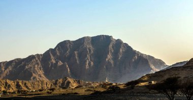 Kuru ve kayalık dağlarla karakterize edilen Jabal Jais 'in jeolojik manzarası, Ras Al Khaimah' daki Çamur Dağları, Birleşik Arap Emirlikleri