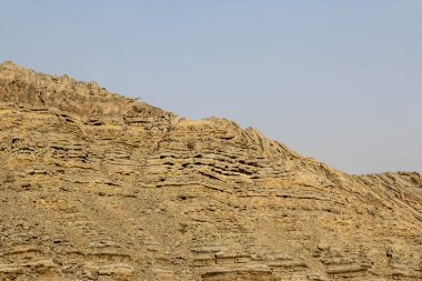 Kuru ve kayalık dağlarla karakterize edilen Jabal Jais 'in jeolojik manzarası, Ras Al Khaimah' daki Çamur Dağları, Birleşik Arap Emirlikleri