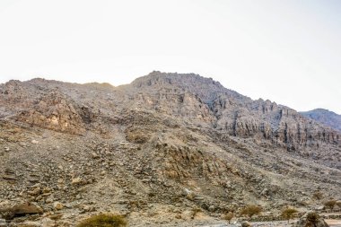Kuru ve kayalık dağlarla karakterize edilen Jabal Jais 'in jeolojik manzarası, Ras Al Khaimah' daki Çamur Dağları, Birleşik Arap Emirlikleri