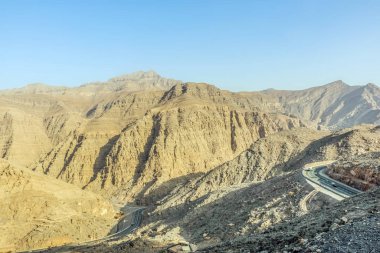 Kuru ve kayalık dağlarla karakterize edilen Jabal Jais 'in jeolojik manzarası, Ras Al Khaimah' daki Çamur Dağları, Birleşik Arap Emirlikleri