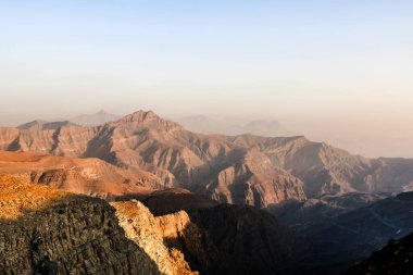 Kuru ve kayalık dağlarla karakterize edilen Jabal Jais 'in jeolojik manzarası, Ras Al Khaimah' daki Çamur Dağları, Birleşik Arap Emirlikleri