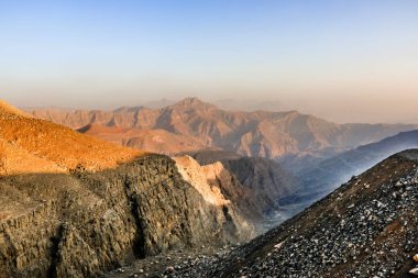 Kuru ve kayalık dağlarla karakterize edilen Jabal Jais 'in jeolojik manzarası, Ras Al Khaimah' daki Çamur Dağları, Birleşik Arap Emirlikleri