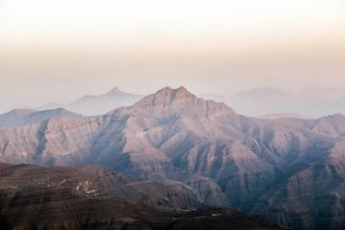 Kuru ve kayalık dağlarla karakterize edilen Jabal Jais 'in jeolojik manzarası, Ras Al Khaimah' daki Çamur Dağları, Birleşik Arap Emirlikleri