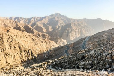 Kuru ve kayalık dağlarla karakterize edilen Jabal Jais 'in jeolojik manzarası, Ras Al Khaimah' daki Çamur Dağları, Birleşik Arap Emirlikleri