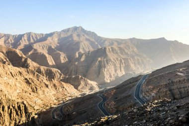 Kuru ve kayalık dağlarla karakterize edilen Jabal Jais 'in jeolojik manzarası, Ras Al Khaimah' daki Çamur Dağları, Birleşik Arap Emirlikleri