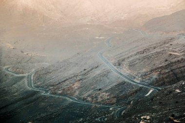 Kuru ve kayalık dağlarla karakterize edilen Jabal Jais 'in jeolojik manzarası, Ras Al Khaimah' daki dağlar arasındaki yol, Birleşik Arap Emirlikleri