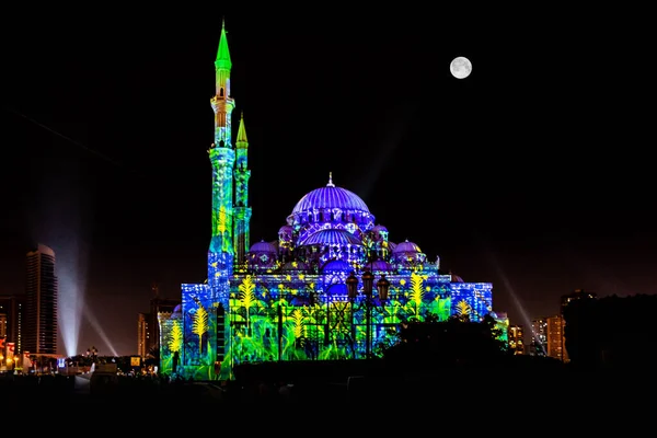 Sharjah Işık Festivali ve Lazer Şovu Al Noor Camii 'nde Sharjah Corniche, Sharjah, Birleşik Arap Emirlikleri