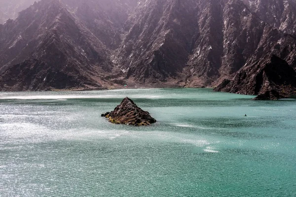 Paisagem Geológica Barragem Hatta Caracterizada Por Montanhas Secas Rochosas Lago — Fotografia de Stock