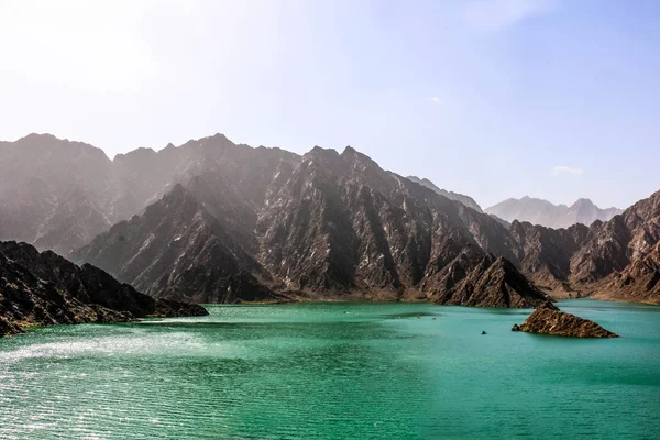 Hatta barajının jeolojik peyzajı, kurak ve kayalık dağlarla karakterize edilir ve manzara dağları, su deposu Dubai 'deki tepeler arasında, Birleşik Arap Emirlikleri