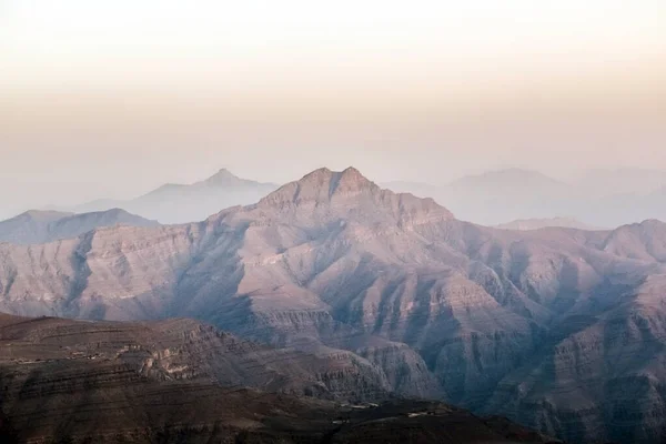 Kuru ve kayalık dağlarla karakterize edilen Jabal Jais 'in jeolojik manzarası, Ras Al Khaimah' daki Çamur Dağları, Birleşik Arap Emirlikleri