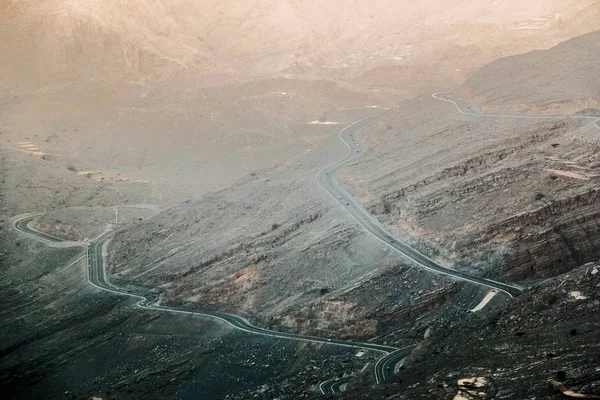 Kuru ve kayalık dağlarla karakterize edilen Jabal Jais 'in jeolojik manzarası, Ras Al Khaimah' daki dağlar arasındaki yol, Birleşik Arap Emirlikleri