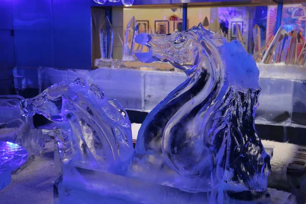 Дивовижний Холодний Вигляд Крижаної Лаунжі Чудовими Скульптурами Льоду Перший Льодовий — стокове фото