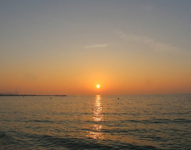 Bulutlu gökyüzünde dramatik Gündoğumu ve Günbatımı, güçlü güneş ışığı ve bulutlarla dolu doğa bulutlu arka plan, Hope kavramı..