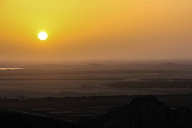 Bulutlu gökyüzünde dramatik Gündoğumu ve Günbatımı, güçlü güneş ışığı ve bulutlarla dolu doğa bulutlu arka plan, Hope kavramı..