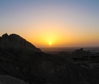 Bulutlu gökyüzünde dramatik Gündoğumu ve Günbatımı, güçlü güneş ışığı ve bulutlarla dolu doğa bulutlu arka plan, Hope kavramı..