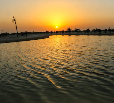 Bulutlu gökyüzünde dramatik Gündoğumu ve Günbatımı, güçlü güneş ışığı ve bulutlarla dolu doğa bulutlu arka plan, Hope kavramı..