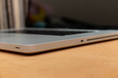 Ofisteki masada siyah ekranlı dizüstü bilgisayar ve kahve fincanı.